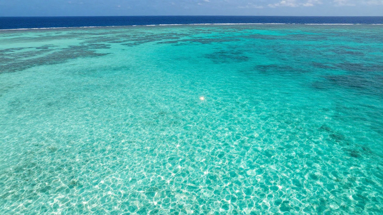 Остров Вааду в Мальдивах: вода как жидкий фарфор, светящаяся под солнцем.