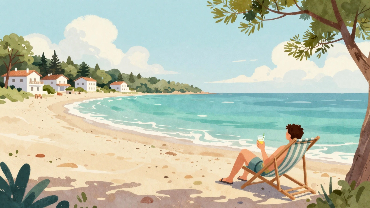 Пастельный пляж Болгарии с отдыхающим на палубе