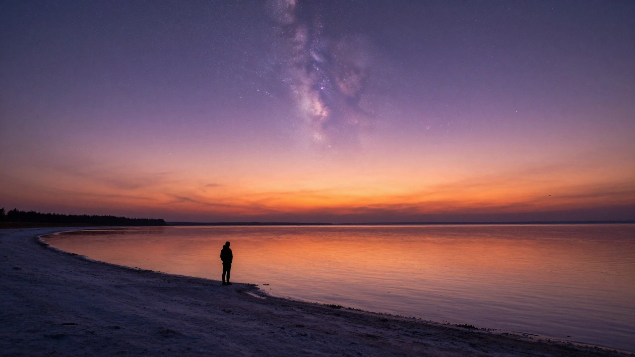Закат над озером Эльты в Калмыкии, солёная равнина отражает небо, над головой — звёзды и Млечный Путь.